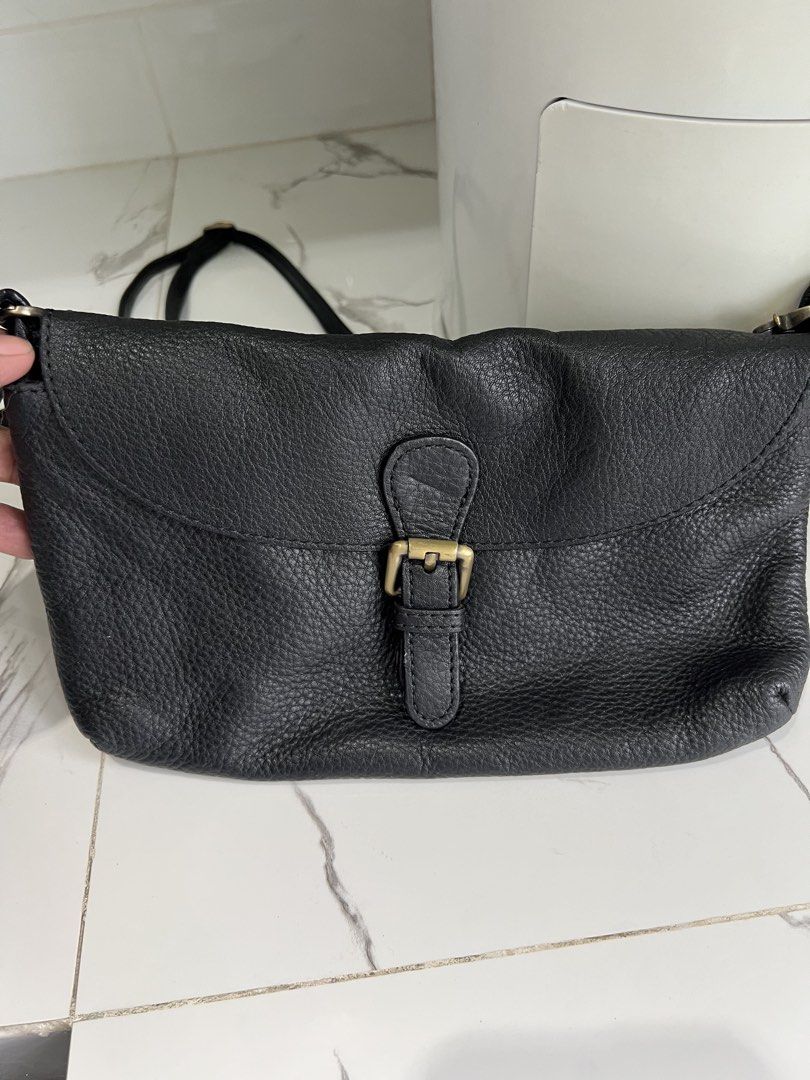 Genuine Leather Crossbody Wallet Bag (Category: Cross-body Bags) located in Cavite. Submitted by slumbermanila (Listing ID 1461261338, Image 3). Description: Genuine Leather Crossbody Wallet Bag with multiple card slots inside in good condition adjustable strap .