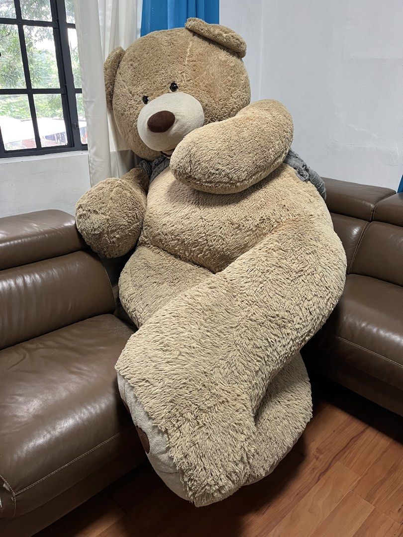 Giant Teddy Bear Plush Toy (Category: Plushies & Soft Toys) located in Muntinlupa City. Submitted by urbanrenewalph (Listing ID 1461221843, Image 3). Description: - Super big teddy bear - Perfect for hugs or room decoration - Very soft and cuddly - Great for kids or teddy bear enthusiasts - Requires ample space - Ready for a new loving home.