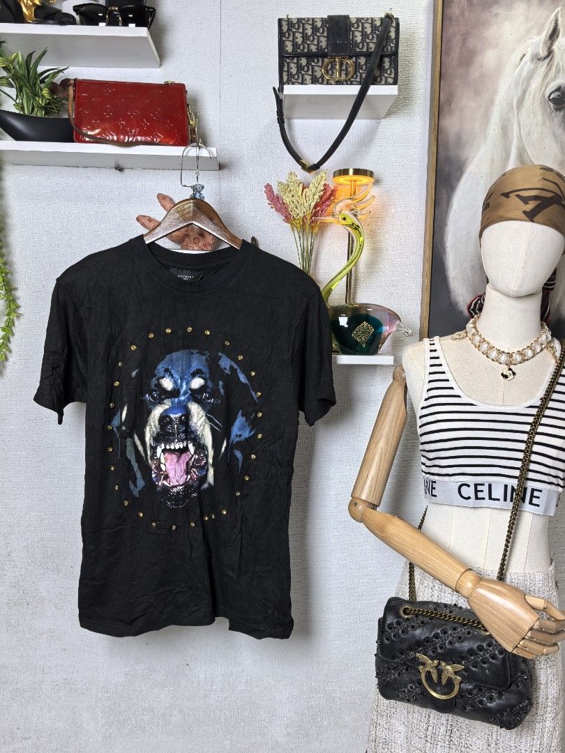 Givenchy black tshirt (Category: Luxury Apparel) located in Baguio. Submitted by ashzachary (Listing ID 1461274272, Image 1). Description: Givenchy black tshirt and big logo Condition :Excellent condition Color rate 10/10 Size :Medium Inches:W19/27 No issues No flaws Super ganda sa personal Pm. More details Good quality Plsss 📌No Bogus 📌No return MOP What you see is what you get PALAWAN, CEBUNA GCASH AND BDO Reminder😊 We're selling thrifted cl