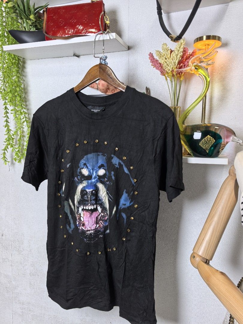 Givenchy black tshirt (Category: Luxury Apparel) located in Baguio. Submitted by ashzachary (Listing ID 1461274272, Image 2). Description: Givenchy black tshirt and big logo Condition :Excellent condition Color rate 10/10 Size :Medium Inches:W19/27 No issues No flaws Super ganda sa personal Pm. More details Good quality Plsss 📌No Bogus 📌No return MOP What you see is what you get PALAWAN, CEBUNA GCASH AND BDO Reminder😊 We're selling thrifted cl