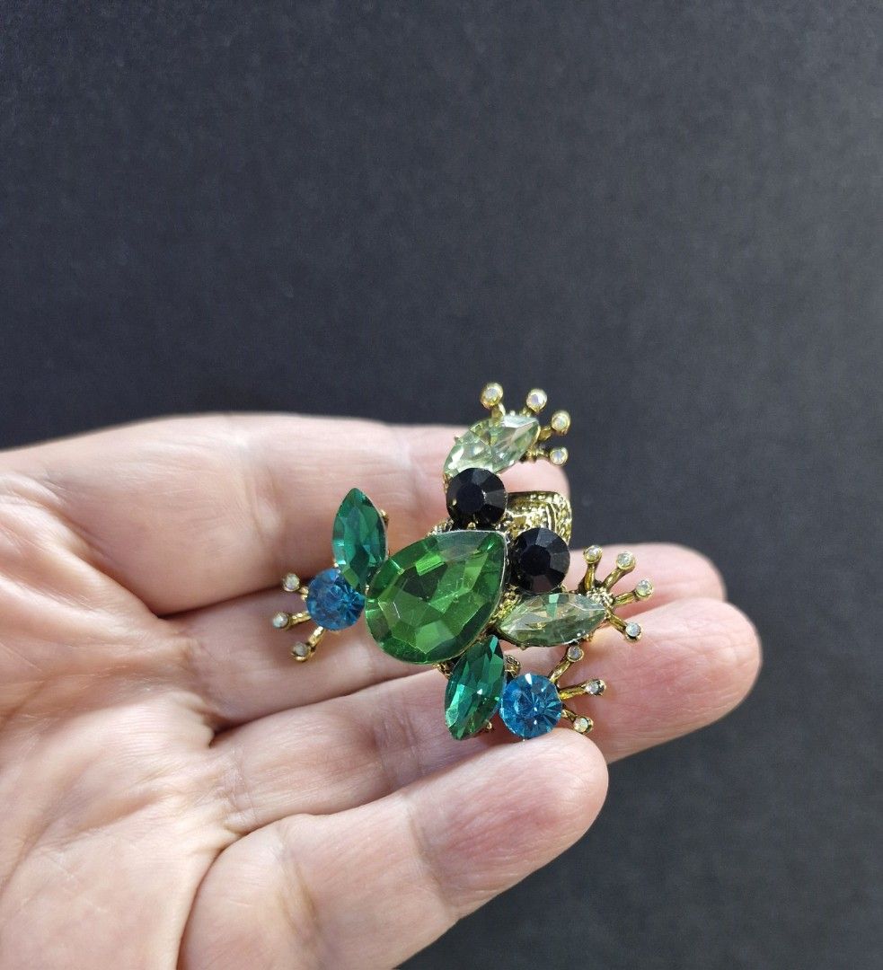 Glass Frog Brooch (Category: Brooches) located in Taguig. Submitted by mommaschoice (Listing ID 1461291786, Image 2). Description: Brand New Unisex use Adorned w/Rhinestones Ships nationwide.
