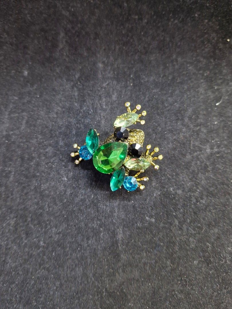 Glass Frog Brooch (Category: Brooches) located in Taguig. Submitted by mommaschoice (Listing ID 1461291786, Image 1). Description: Brand New Unisex use Adorned w/Rhinestones Ships nationwide.