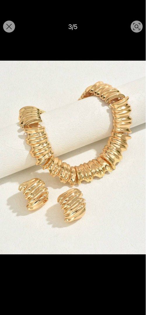 Gold chunky necklace and earrings (Category: Announcements) located in Las Pinas. Submitted by silvader (Listing ID 1461249928, Image 1). Description: Lightweight Choker type .