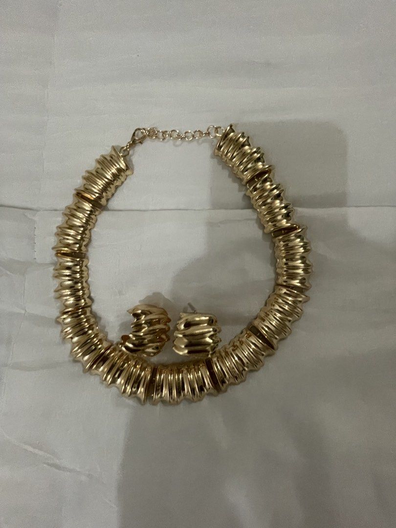 Gold chunky necklace and earrings (Category: Announcements) located in Las Pinas. Submitted by silvader (Listing ID 1461249928, Image 3). Description: Lightweight Choker type .