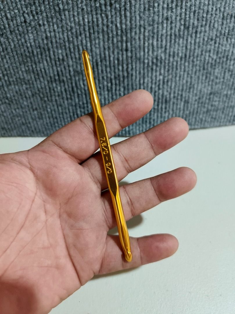 Gold Double-Ended Crochet Hook 7.5/0 - 9/0 (Category: Craft Supplies & Tools) located in San Leonardo. Submitted by burgossanleonardo.12345 (Listing ID 1461171178, Image 1). Description: - Double-ended crochet hook - Sizes: 7.5/0 and 9/0 - Smooth metal finish for effortless crocheting - Comfortable to hold and use - Perfect for various crochet projects.