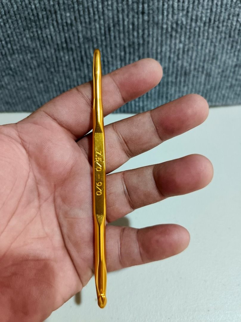 Gold Double-Ended Crochet Hook 7.5/0 - 9/0 (Category: Craft Supplies & Tools) located in San Leonardo. Submitted by burgossanleonardo.12345 (Listing ID 1461171178, Image 2). Description: - Double-ended crochet hook - Sizes: 7.5/0 and 9/0 - Smooth metal finish for effortless crocheting - Comfortable to hold and use - Perfect for various crochet projects.