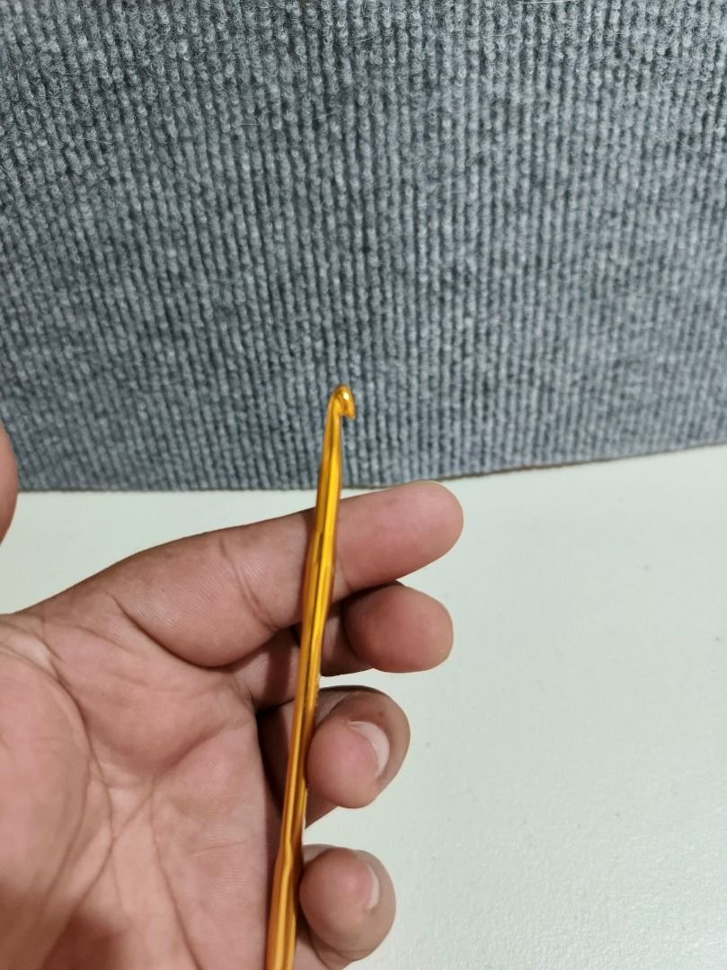 Gold Double-Ended Crochet Hook 7.5/0 - 9/0 (Category: Craft Supplies & Tools) located in San Leonardo. Submitted by burgossanleonardo.12345 (Listing ID 1461171178, Image 3). Description: - Double-ended crochet hook - Sizes: 7.5/0 and 9/0 - Smooth metal finish for effortless crocheting - Comfortable to hold and use - Perfect for various crochet projects.