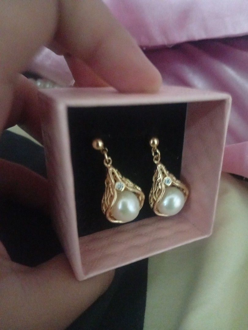 Gold Pearl Drop Earrings (Category: Earrings) located in Manila. Submitted by .matchaxlatte (Listing ID 1461267827, Image 3). Description: Beautiful Gold Earring.