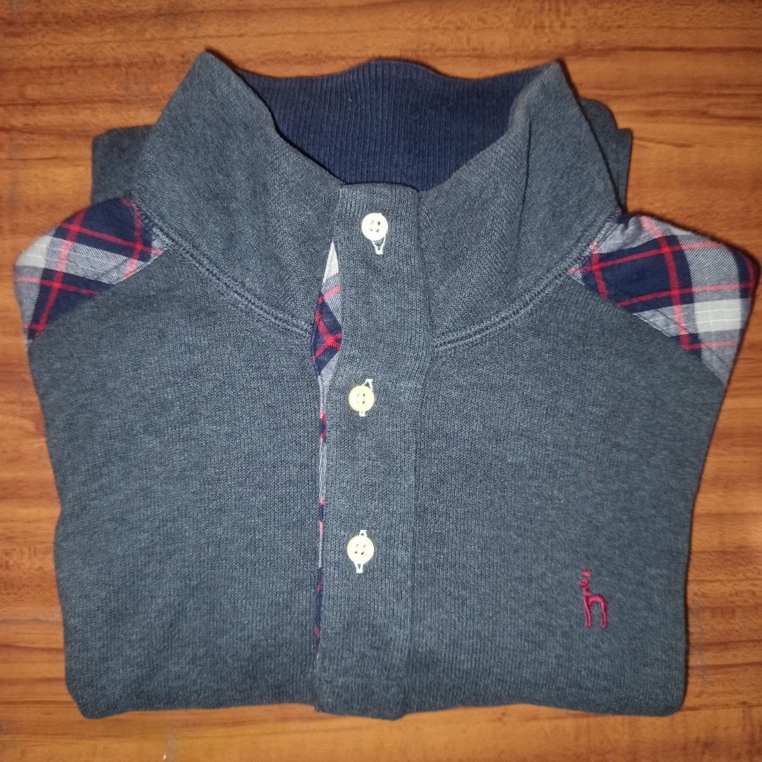 Gray Sweater (Category: Coats, Jackets and Outerwear) located in Caloocan City. Submitted by anghelou (Listing ID 1461277303, Image 3). Description: - High quality of cotton thickness sweater - No pocket - Buttons * You can dm me to send you other photos/videos for checking the condition. * NO ISSUE * Negotiable for sure buyer..