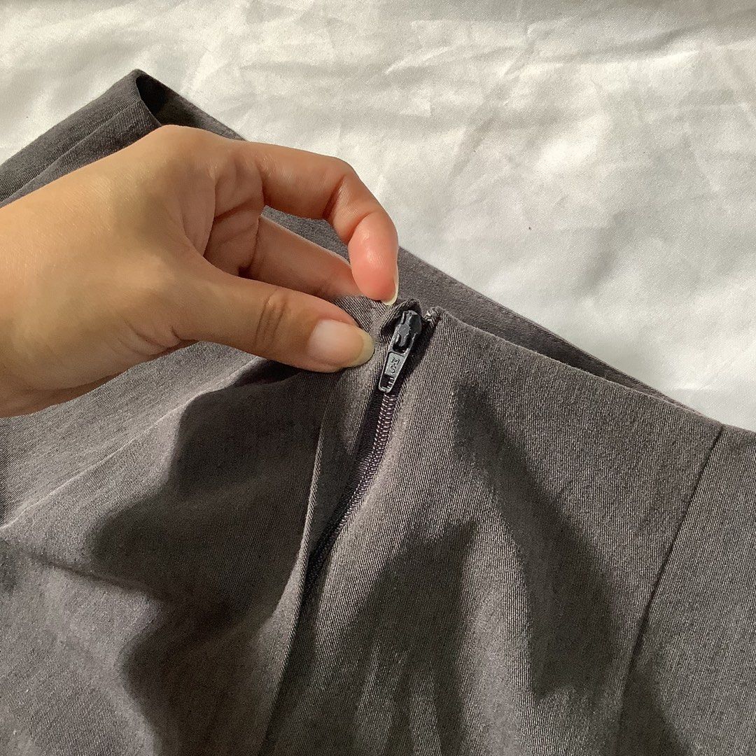 Grey Mini Skirt (Category: Skirts) located in Cavite. Submitted by kbyshe_catalog (Listing ID 1461323021, Image 2). Description: w:24-26 l: 11.5 inches raw hem with zipper sa likod.