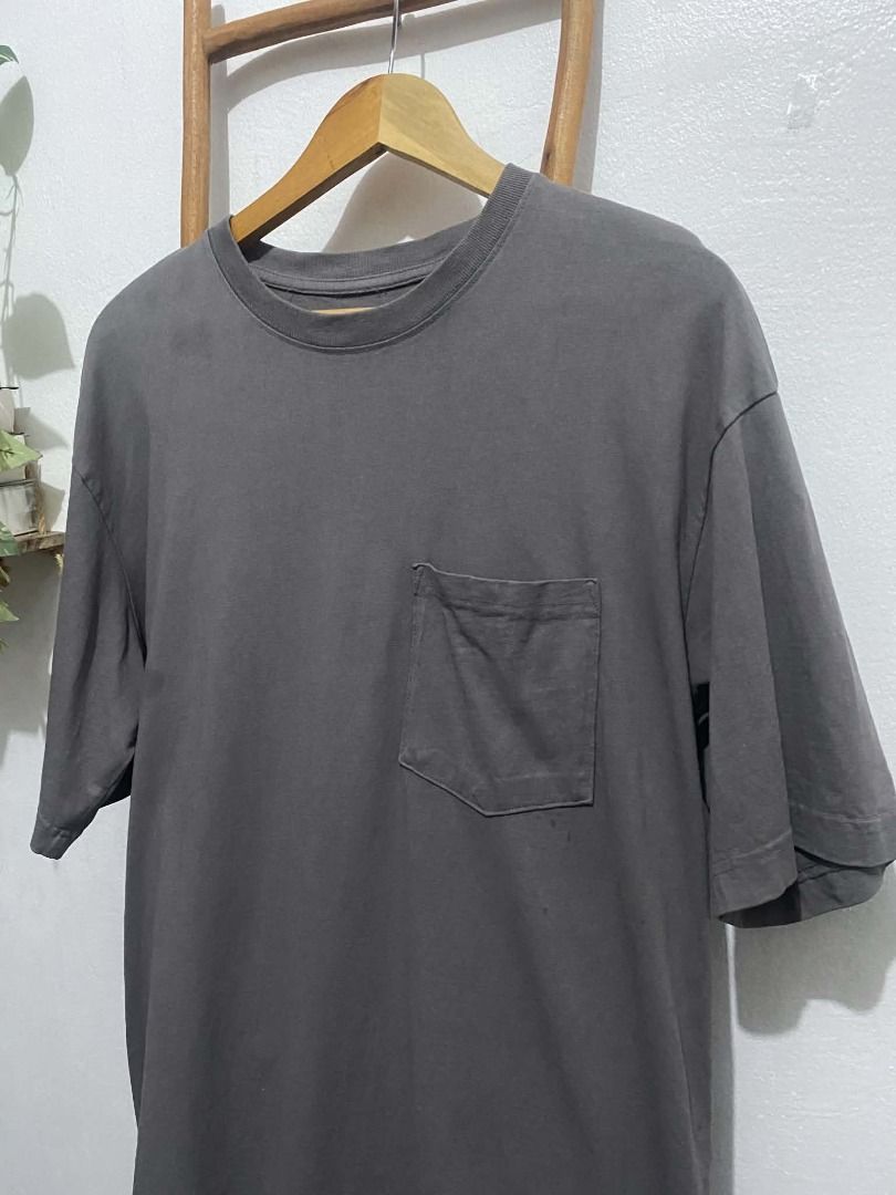 Grey Pocket T-Shirt (Category: Tshirts & Polo Shirts ) located in Manila. Submitted by irespectthehustle (Listing ID 1461258962, Image 2). Description: - Basic grey t-shirt - Features a handy chest pocket - Short sleeves and comfortable crew neck - Versatile for casual outfits.