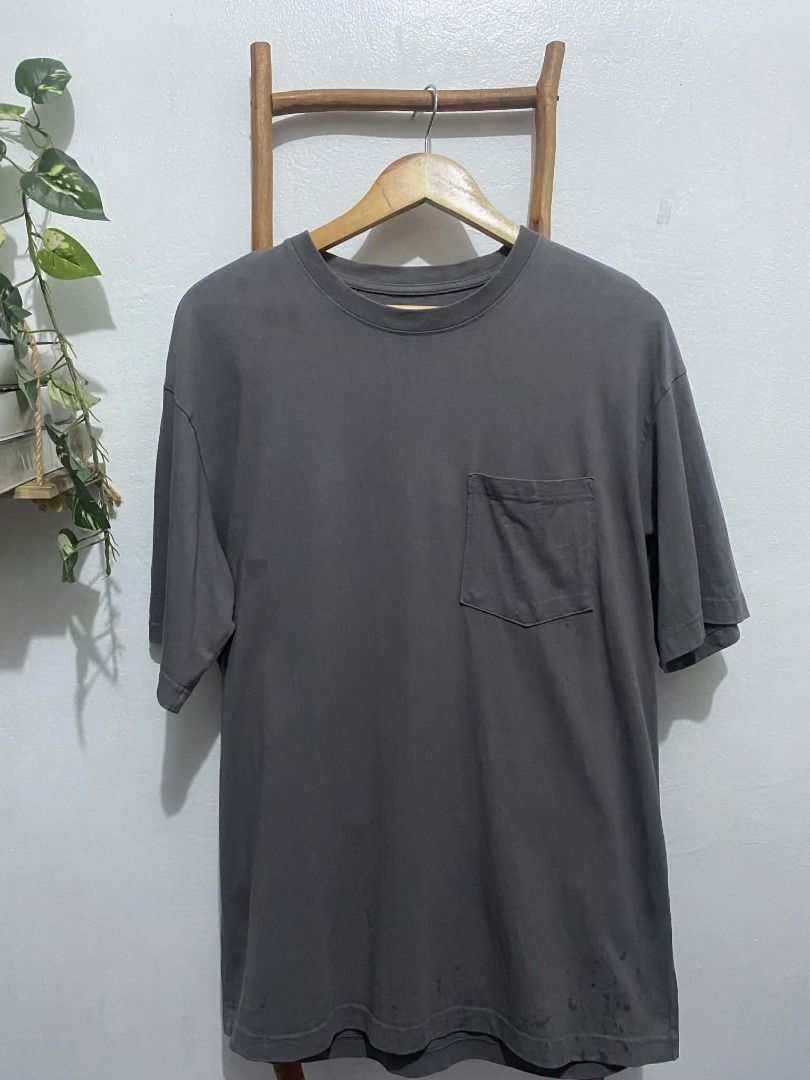 Grey Pocket T-Shirt (Category: Tshirts & Polo Shirts ) located in Manila. Submitted by irespectthehustle (Listing ID 1461258962, Image 3). Description: - Basic grey t-shirt - Features a handy chest pocket - Short sleeves and comfortable crew neck - Versatile for casual outfits.