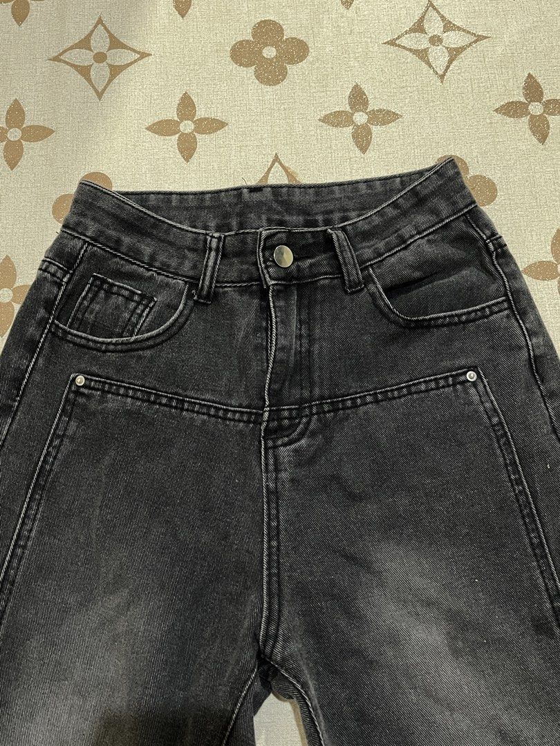 Grey Wash High Waisted Flare Jeans (Category: Jeans) located in Bocaue. Submitted by littlekiwi_ (Listing ID 1461235346, Image 1). Description: Black Pants Size - Small Waist - 28 Length - 38 Grey wash denim High-waisted fit Flare leg Classic five-pocket styling Button and zip front closure Stitching detail throughout Ideal for casual wear.