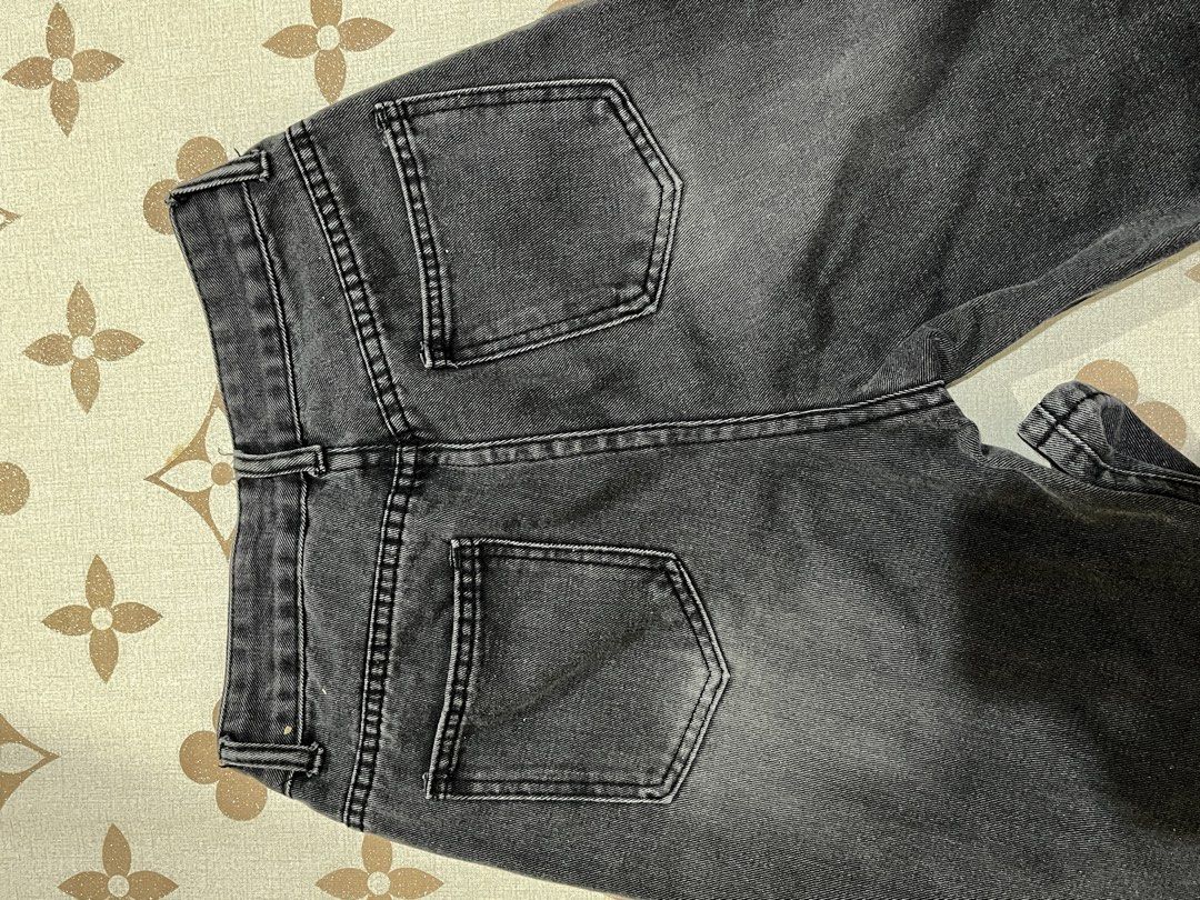 Grey Wash High Waisted Flare Jeans (Category: Jeans) located in Bocaue. Submitted by littlekiwi_ (Listing ID 1461235346, Image 3). Description: Black Pants Size - Small Waist - 28 Length - 38 Grey wash denim High-waisted fit Flare leg Classic five-pocket styling Button and zip front closure Stitching detail throughout Ideal for casual wear.