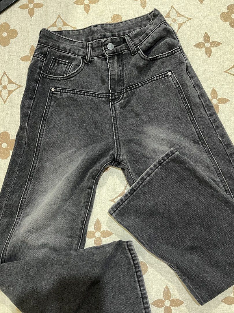 Grey Wash High Waisted Flare Jeans (Category: Jeans) located in Bocaue. Submitted by littlekiwi_ (Listing ID 1461235346, Image 2). Description: Black Pants Size - Small Waist - 28 Length - 38 Grey wash denim High-waisted fit Flare leg Classic five-pocket styling Button and zip front closure Stitching detail throughout Ideal for casual wear.