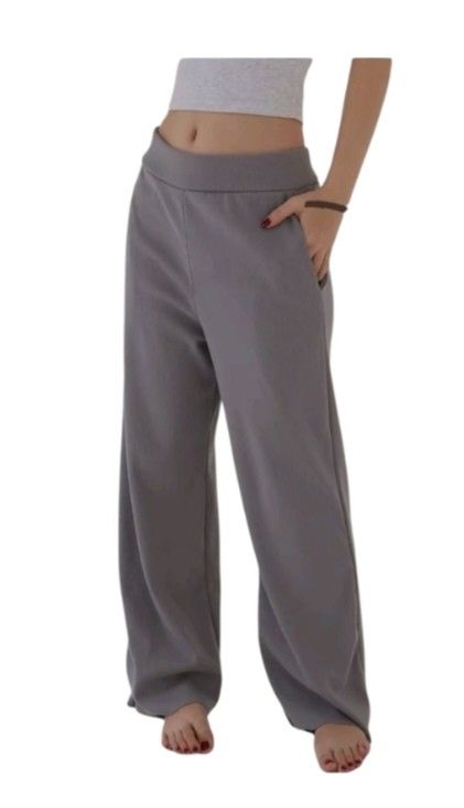 Grey Wide Leg Sweatpants (Category: Other Bottoms) located in Caloocan City. Submitted by nantesjenn17879 (Listing ID 1461125522, Image 1). Description: - Comfy grey sweatpants - Wide leg style - Features pockets - Ideal for lounging or casual wear - Versatile: pairs easily with any top - fits size 22-27.
