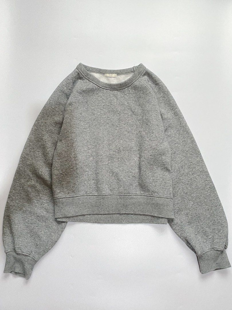 GU cropped sweat pullover (Category: Coats, Jackets and Outerwear) located in Cavite. Submitted by d.ianne._ (Listing ID 1461235809, Image 1). Description: - good for medium to large - cut tag but auth GU - feel free to ask for when worn photo MOP: GCASH MOD: J&T LOCATION: CAVITE.