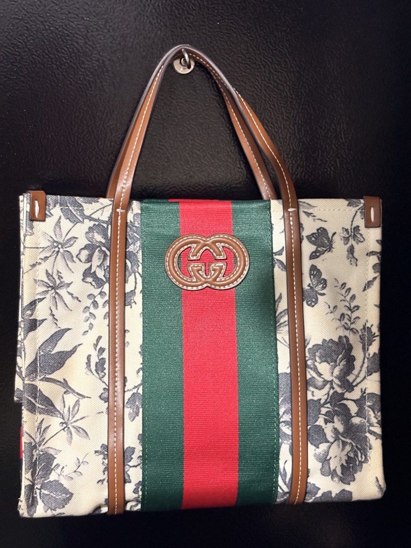 Gucci Interlocking G floral canvas tote bag (Category: Luxury Bags & Wallets) located in Manila. Submitted by barbie_nicole17 (Listing ID 1461210411, Image 1). Description: Brand New Gucci Interlocking G floral canvas tote bag - 1:1 Replica.