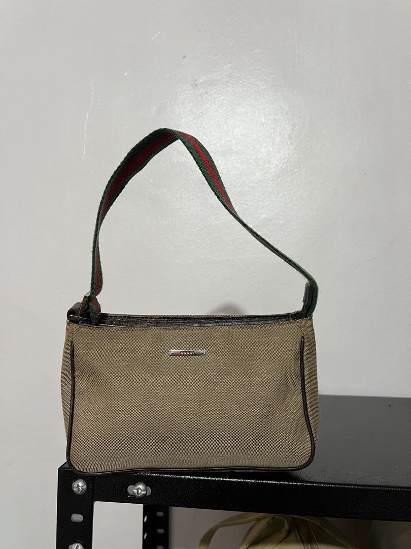 Gucci shoulder bag (Category: Luxury Bags & Wallets) located in Tacloban City. Submitted by classy_luxury (Listing ID 1461274719, Image 2). Description: Gucci shoulder bag Authentic .