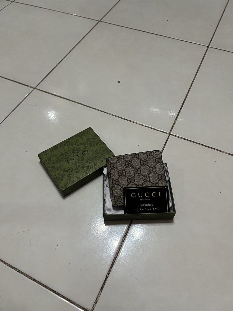 gucci wallet (Category: Wallets & Card holders) located in Candelaria. Submitted by thrift.2.new (Listing ID 1461201466, Image 1). Description: Complete conclusion .