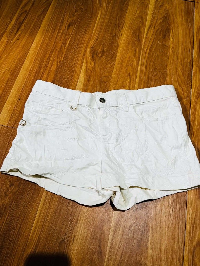 Gucci white denim short (Category: Luxury Apparel) located in Bulacan. Submitted by nifftyythrifty (Listing ID 1461137426, Image 1). Description: Gucci white denim short size 40.