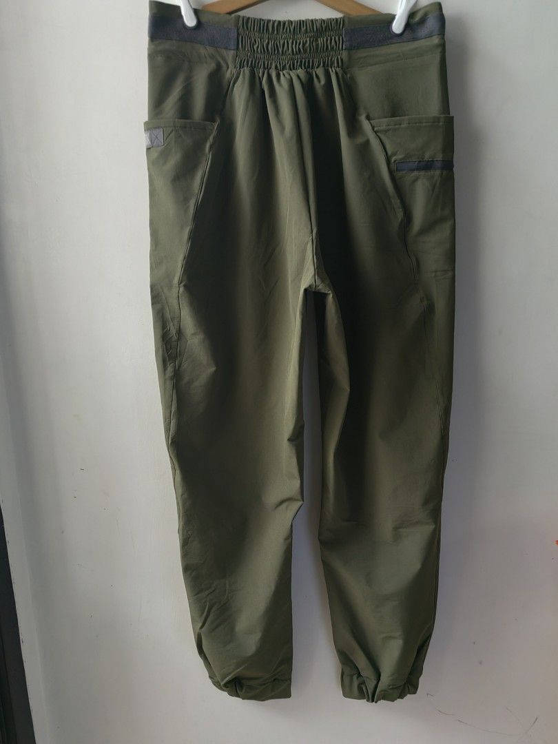 Gymshark Box Utility Jogger Track Pants (S-M) (Category: Activewear) located in Baguio. Submitted by kacijom (Listing ID 1461179012, Image 2). Description: •₱800 •Gymshark Box Utility Jogger Track Pants •Size S-M, 15"x40" •Condition 9/10 (Very-Good Used Condition).