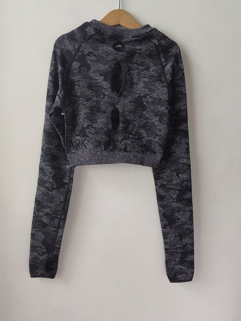 Gymshark Camo Crop Top (XS) (Category: Activewear) located in Baguio. Submitted by kacijom (Listing ID 1461170115, Image 2). Description: •₱550 ($45 SRP /₱2.7k)•Gymshark Camo Crop Top •Size XS, 12" x 13" •Condition 10/10 (Almost Brand New).