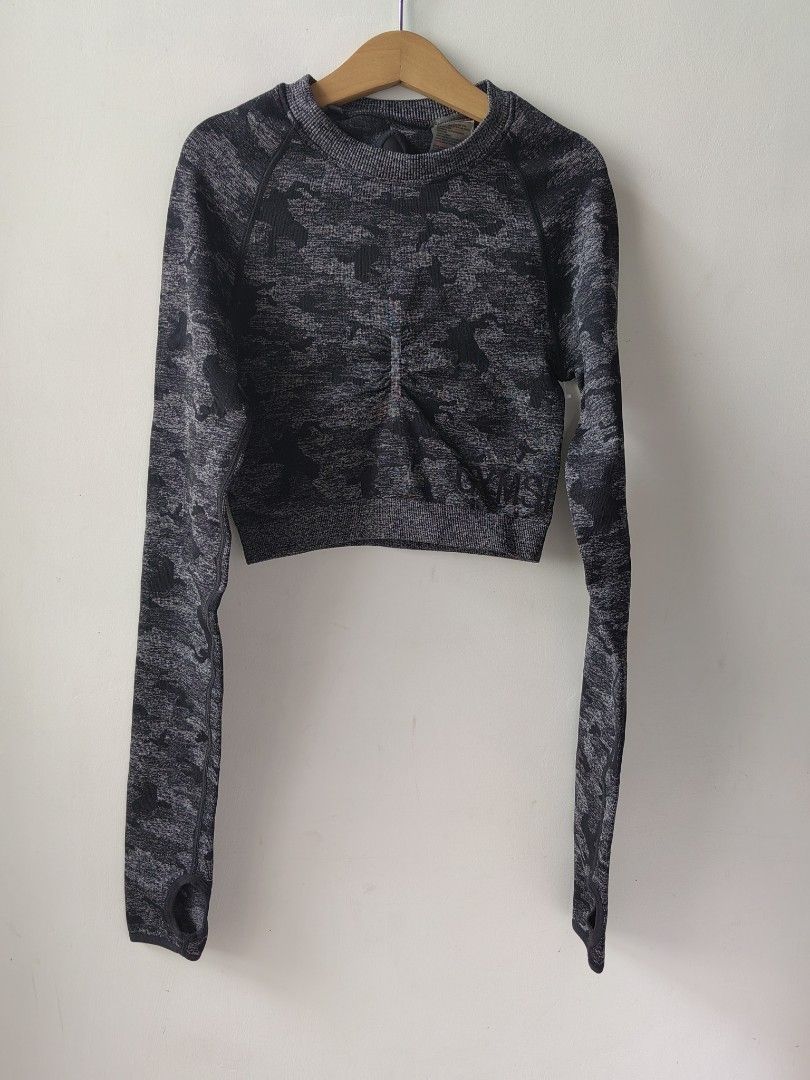 Gymshark Camo Crop Top (XS) (Category: Activewear) located in Baguio. Submitted by kacijom (Listing ID 1461170115, Image 1). Description: •₱550 ($45 SRP /₱2.7k)•Gymshark Camo Crop Top •Size XS, 12" x 13" •Condition 10/10 (Almost Brand New).