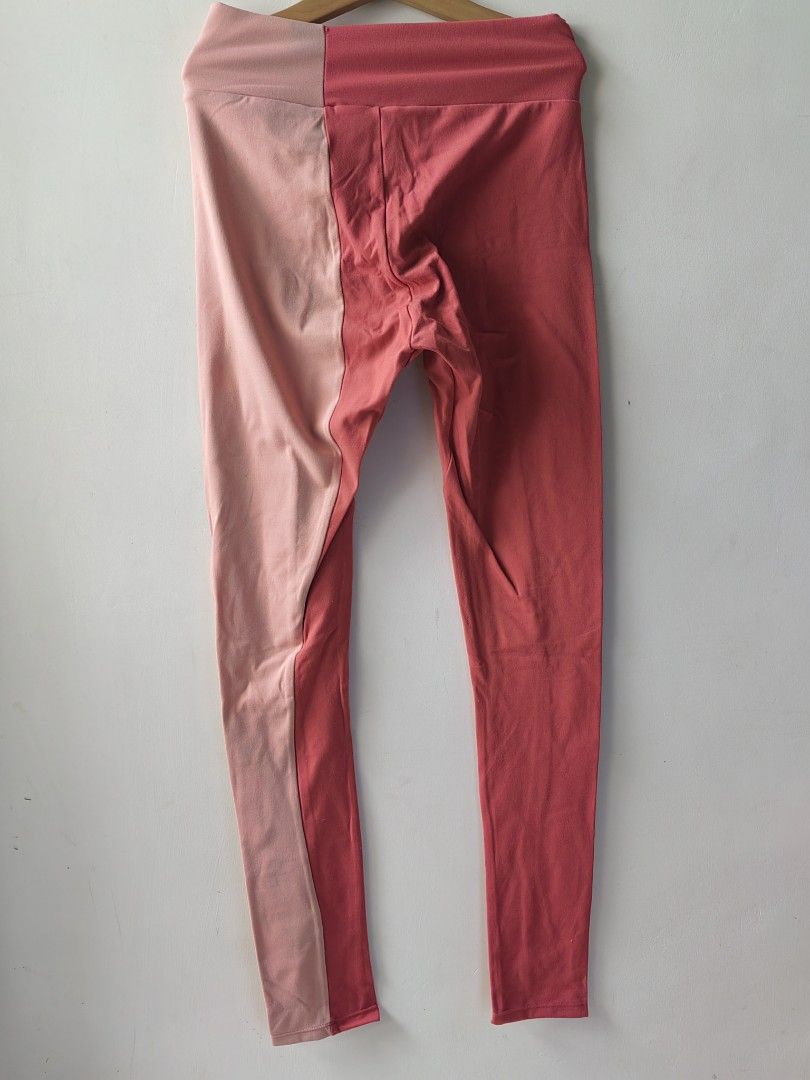 Gymshark Two-ToneLeggings (Xs) (Category: Activewear) located in Baguio. Submitted by kacijom (Listing ID 1461175390, Image 2). Description: •₱400 •Gymshark Two-ToneLeggings •Size XS, 12" waist laid flat, 34" length •Condition 9/10 (Very-Good Used Condition).