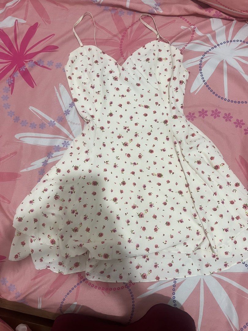Floral Dress (Category: Dresses) located in Pasay City. Submitted by cherryblondeeeee (Listing ID 1461237369, Image 2). Description: Never Been used bought at H&M for 999 - Wrong size .