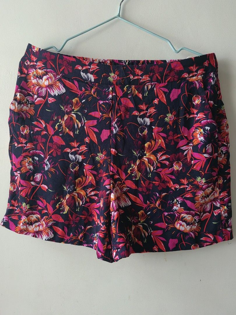 Halogen Flowy shorts (S-M) (Category: Shorts) located in Baguio. Submitted by kacijom (Listing ID 1461250853, Image 1). Description: ₱300 •Halogen Flowy shorts w/ pockets •Size S can fit M, 15"x15" •10/10 (Excellent Used Condition).