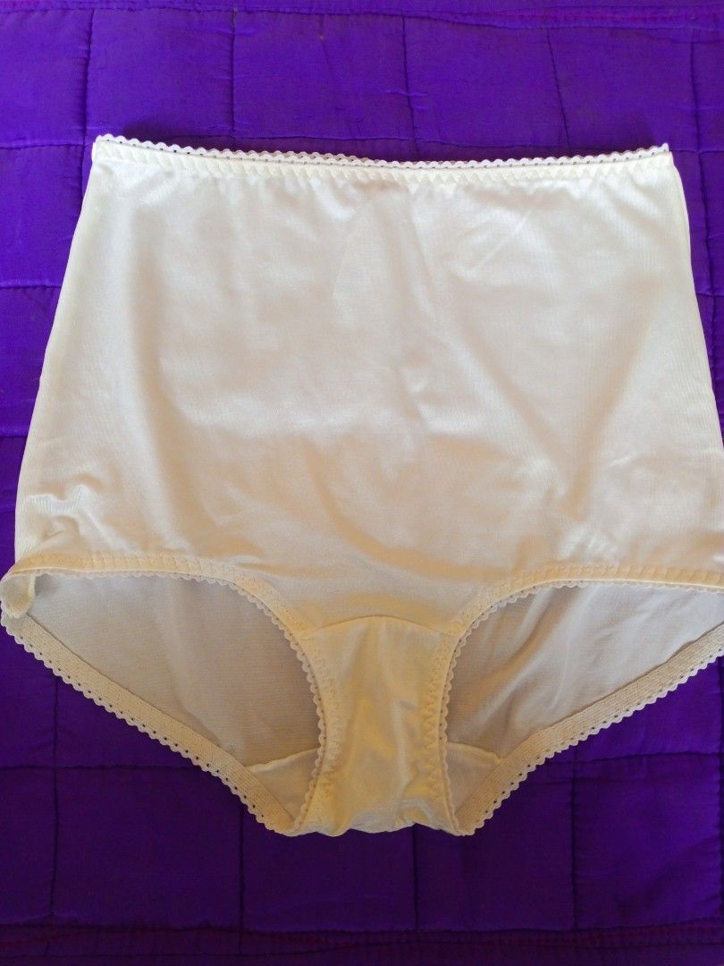 Hanes Panty White Size:33-34 (Category: Undergarments & Loungewear) located in Navotas City. Submitted by vanilla_sandalwood (Listing ID 1461174059, Image 1). Description: -Brand: Hanes -Size: 33-34 -Color: White -Stretchy -Like New -Hiwaist -Ukay po ito wash na.