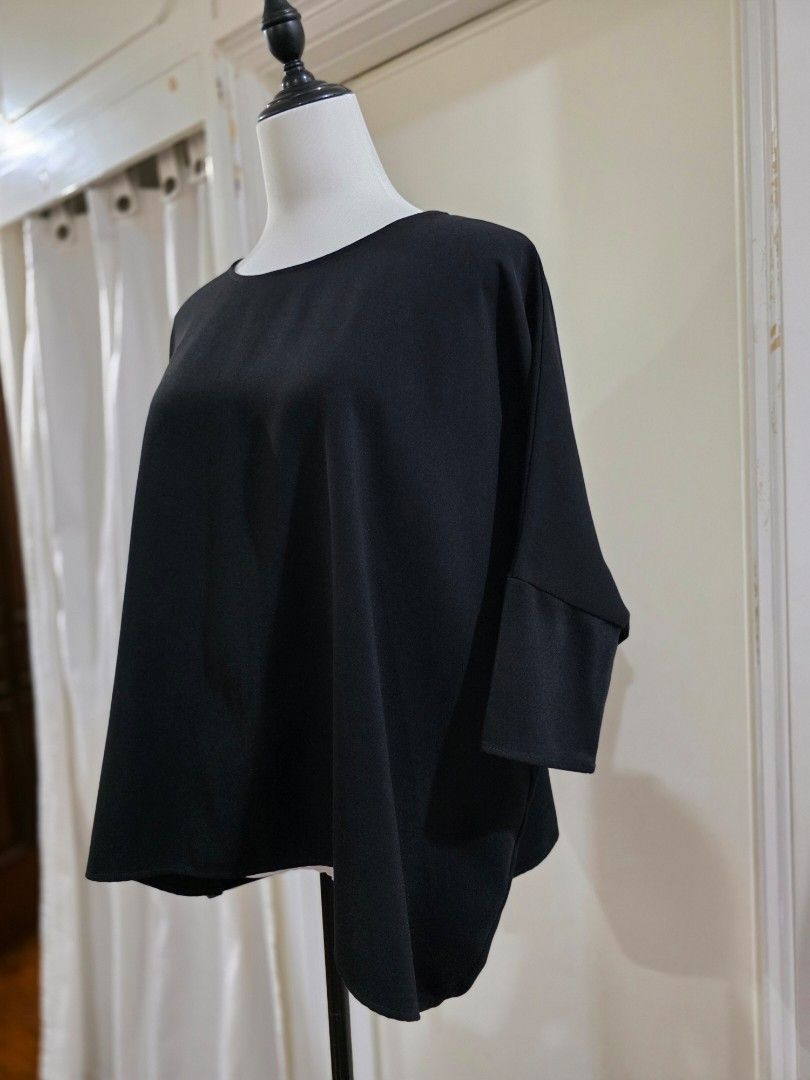 Harlan + Holden Black Top Size S (Category: Blouses) located in Quezon City. Submitted by sec0nd.st0ry (Listing ID 1461236117, Image 3). Description: - Brand: Harlan + Holden - Color: Black - Size: S - Closure: Zipper at the back - Fit: Relaxed, perfect for everyday wear - Condition: Please check photos for details.