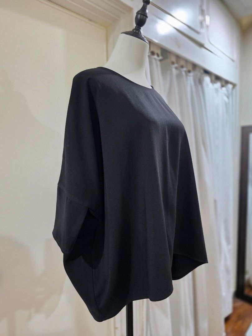 Harlan + Holden Black Top Size S (Category: Blouses) located in Quezon City. Submitted by sec0nd.st0ry (Listing ID 1461236117, Image 2). Description: - Brand: Harlan + Holden - Color: Black - Size: S - Closure: Zipper at the back - Fit: Relaxed, perfect for everyday wear - Condition: Please check photos for details.