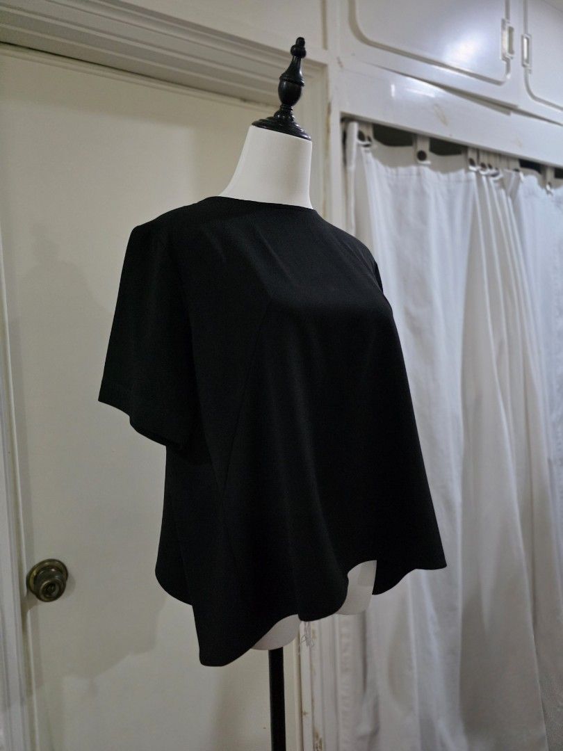 Harlan + Holden Black Top Size S (Category: Blouses) located in Quezon City. Submitted by sec0nd.st0ry (Listing ID 1461236451, Image 3). Description: - Brand: Harlan + Holden - Color: Black - Style: Short sleeve - Details: Keyhole back with button closure - Versatile: Ideal for casual or dressed-up looks.