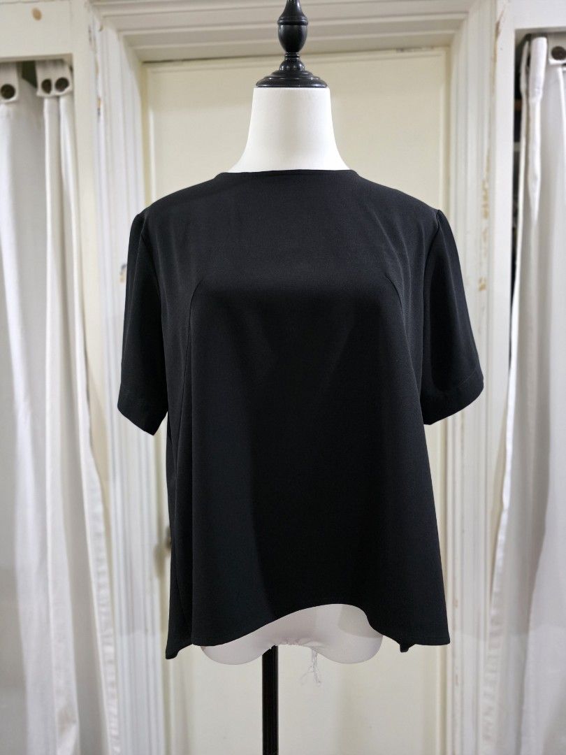 Harlan + Holden Black Top Size S (Category: Blouses) located in Quezon City. Submitted by sec0nd.st0ry (Listing ID 1461236451, Image 1). Description: - Brand: Harlan + Holden - Color: Black - Style: Short sleeve - Details: Keyhole back with button closure - Versatile: Ideal for casual or dressed-up looks.