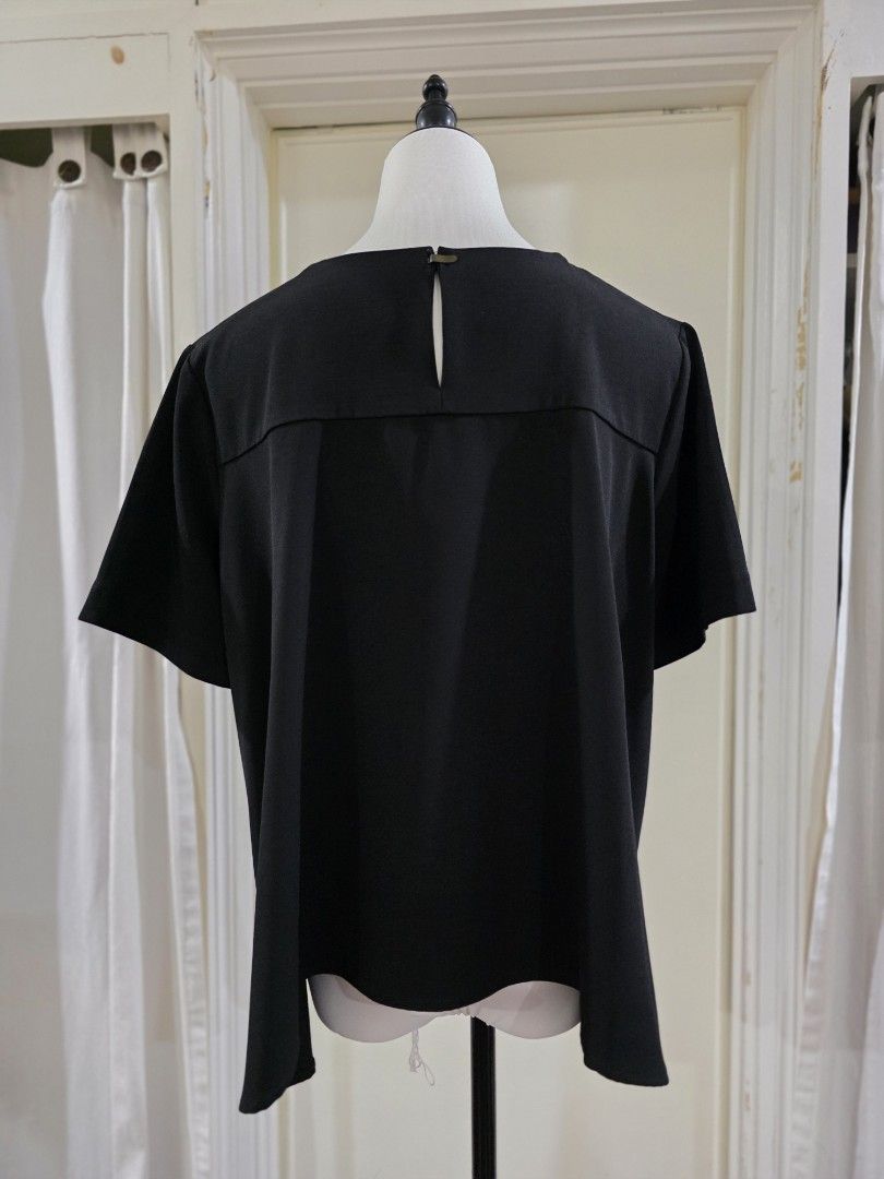 Harlan + Holden Black Top Size S (Category: Blouses) located in Quezon City. Submitted by sec0nd.st0ry (Listing ID 1461236451, Image 2). Description: - Brand: Harlan + Holden - Color: Black - Style: Short sleeve - Details: Keyhole back with button closure - Versatile: Ideal for casual or dressed-up looks.