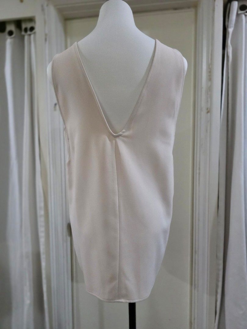 Harlan + Holden sleeveless low back top (Category: Sleeveless) located in Quezon City. Submitted by sec0nd.st0ry (Listing ID 1461226071, Image 1). Description: fits small a little oversized fit .