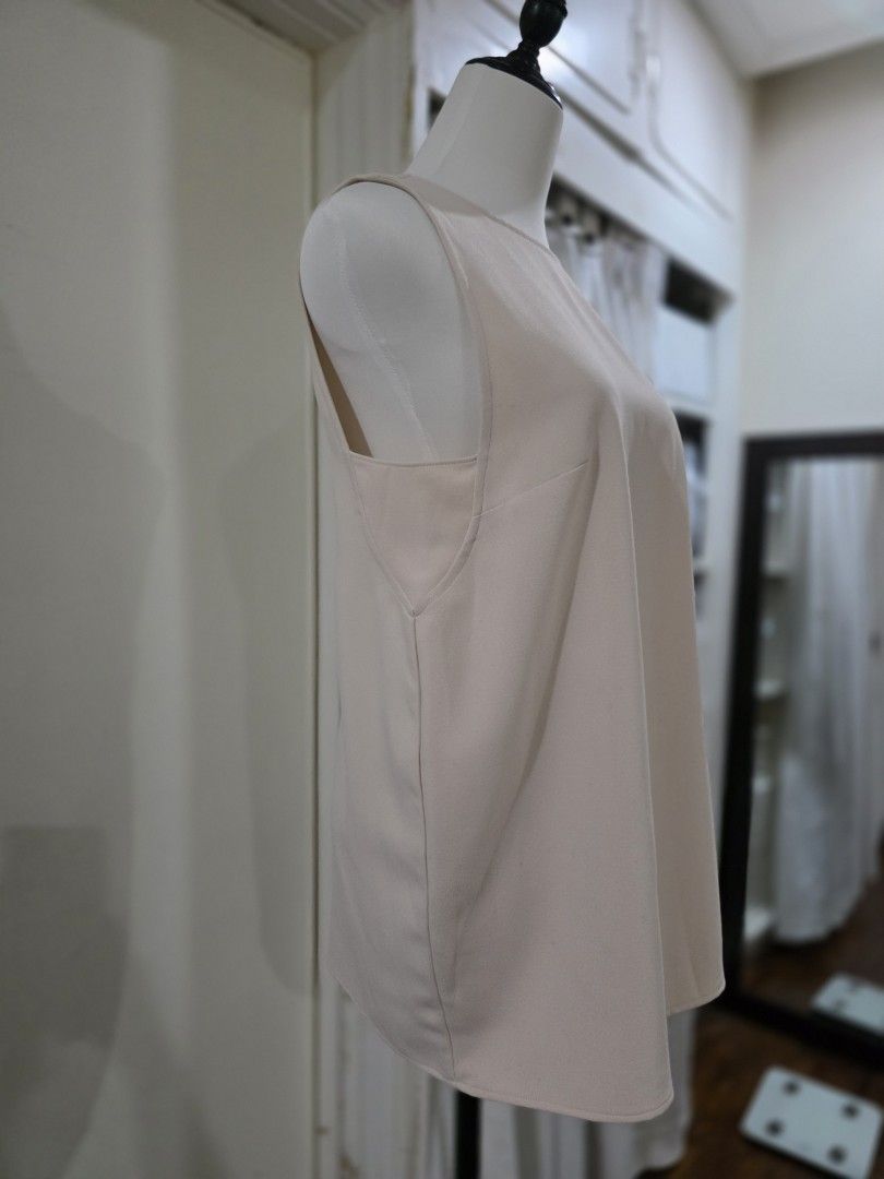 Harlan + Holden sleeveless low back top (Category: Sleeveless) located in Quezon City. Submitted by sec0nd.st0ry (Listing ID 1461226071, Image 2). Description: fits small a little oversized fit .