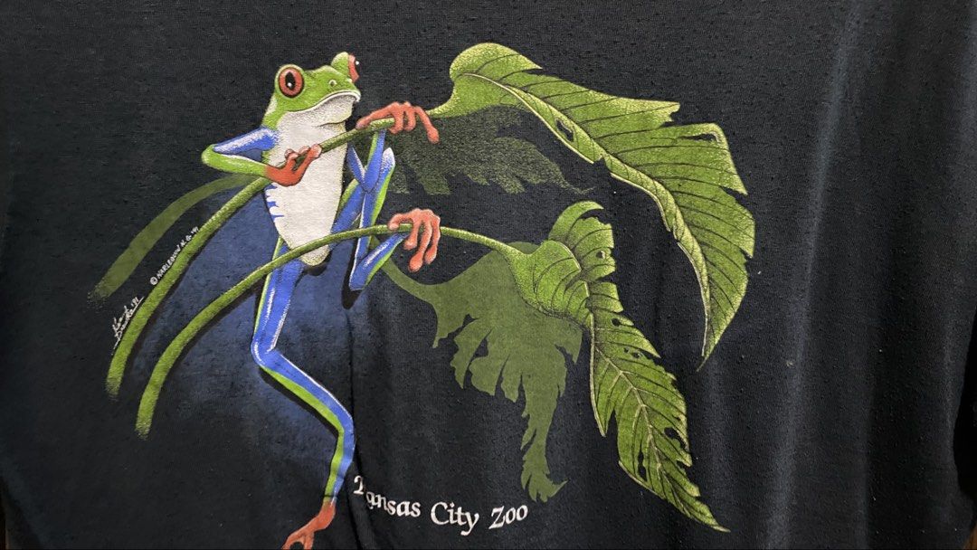 Harlequin Frog tee 1991 (Category: Tshirts & Polo Shirts ) located in Andop. Submitted by luckygem1624 (Listing ID 1461242744, Image 3). Description: Vintage Harlequin Frog Tee single stich Width 25 Lenght 31.