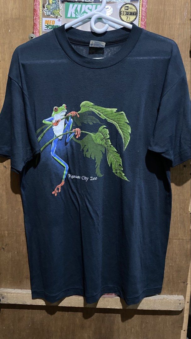 Harlequin Frog tee 1991 (Category: Tshirts & Polo Shirts ) located in Andop. Submitted by luckygem1624 (Listing ID 1461242744, Image 1). Description: Vintage Harlequin Frog Tee single stich Width 25 Lenght 31.