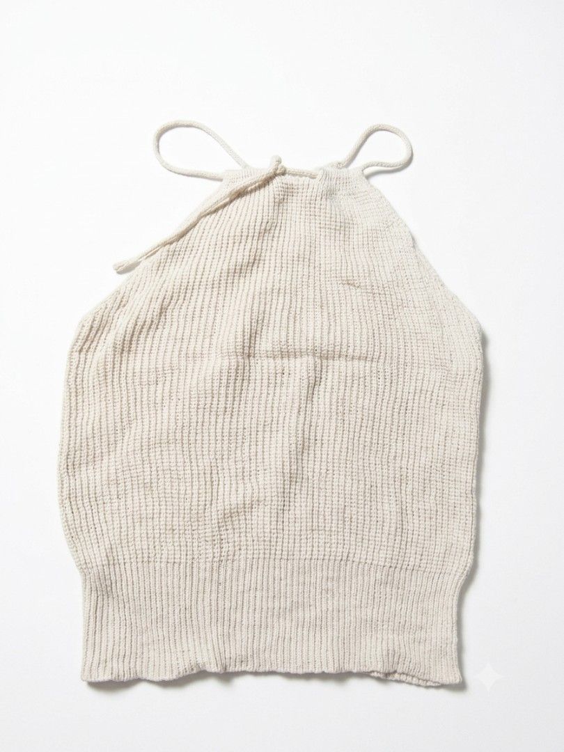 Harper Halter Top (Category: Sleeveless) located in Manila. Submitted by vbaykco (Listing ID 1461288385, Image 1). Description: The Staple Knit Halter ☁️ Swipe to see close-up fabric details ➔ Price: ₱100 Size: Freesize (Fits S–M frame) Fabric: Soft textured knit (stretchable) Details: Adjustable neck tie.