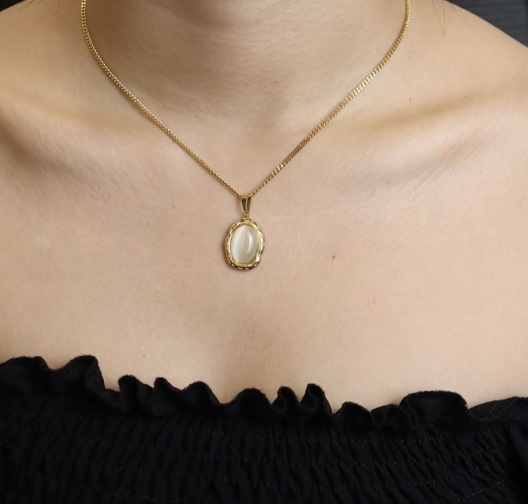 HB Adele Oval Pendant Necklace (Category: Necklaces) located in Angeles City. Submitted by sorted.things (Listing ID 1461145602, Image 2). Description: Non tarnish Non fading Hypoallergenic Stainless Steel .