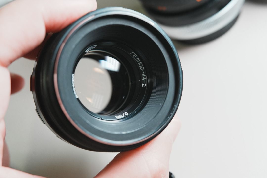 Helios 44-2 58mm f/2 鏡頭 （分類：鏡頭及裝備）位於 Hong Kong。 由 samuel2012 提交（商品編號 1461146429，圖片 2）。簡介： 呢支係蘇聯製嘅 Helios 44-2 鏡頭，58mm f/2 光圈。對焦環同光圈環都順暢。鏡片乾淨，冇霉冇花。影相有獨特嘅旋渦散景，好有味道。M42 mount，好多機身都用到，加個轉接環就得。 老鏡算幾新。