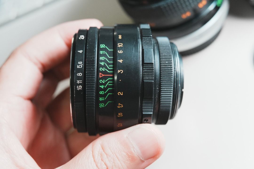 Helios 44-2 58mm f/2 鏡頭 （分類：鏡頭及裝備）位於 Hong Kong。 由 samuel2012 提交（商品編號 1461146429，圖片 3）。簡介： 呢支係蘇聯製嘅 Helios 44-2 鏡頭，58mm f/2 光圈。對焦環同光圈環都順暢。鏡片乾淨，冇霉冇花。影相有獨特嘅旋渦散景，好有味道。M42 mount，好多機身都用到，加個轉接環就得。 老鏡算幾新。