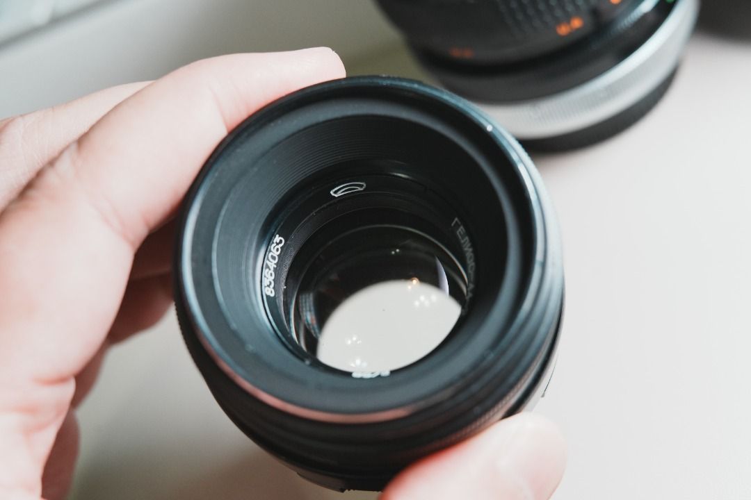 Helios 44-2 58mm f/2 鏡頭 （分類：鏡頭及裝備）位於 Hong Kong。 由 samuel2012 提交（商品編號 1461146429，圖片 1）。簡介： 呢支係蘇聯製嘅 Helios 44-2 鏡頭，58mm f/2 光圈。對焦環同光圈環都順暢。鏡片乾淨，冇霉冇花。影相有獨特嘅旋渦散景，好有味道。M42 mount，好多機身都用到，加個轉接環就得。 老鏡算幾新。