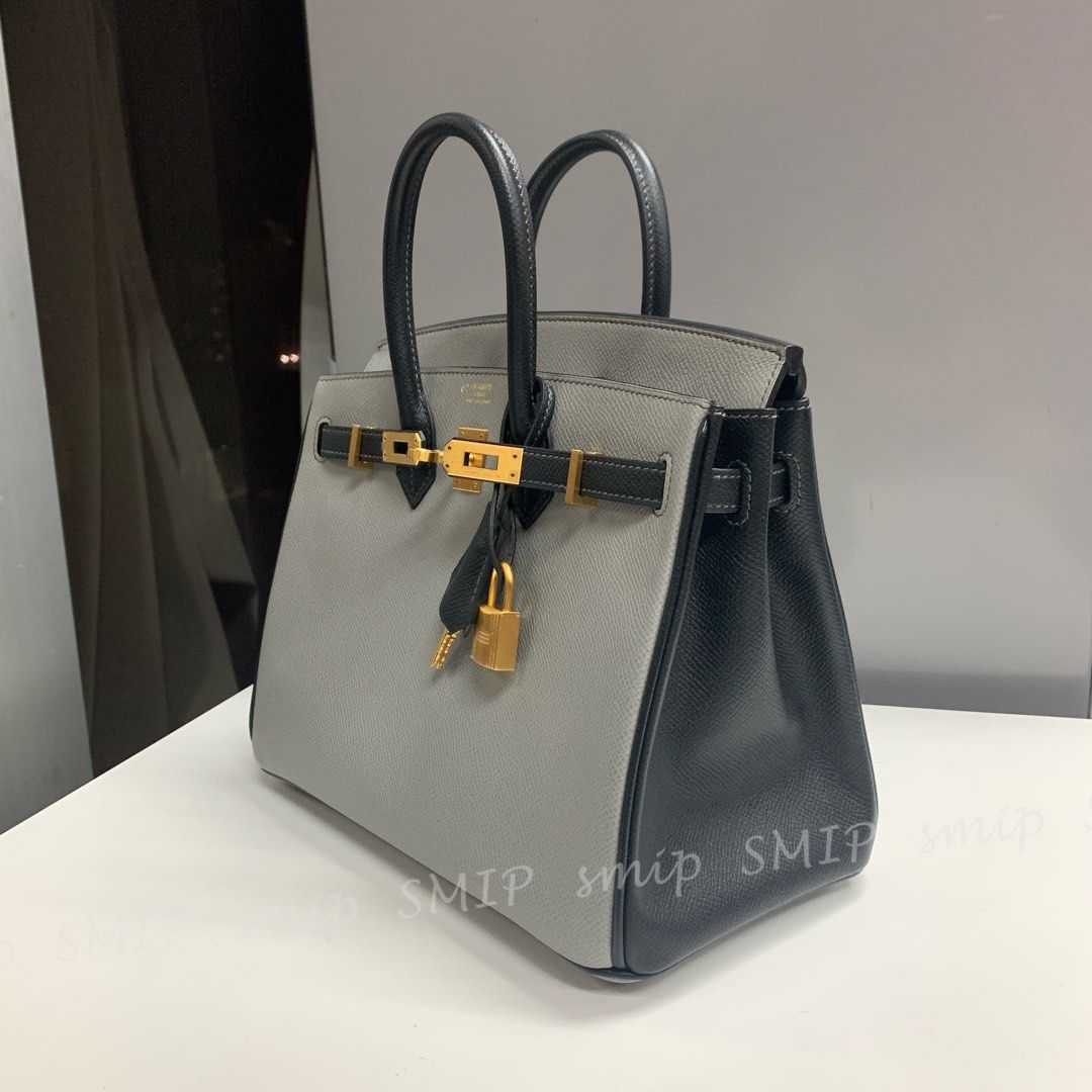 Hermes Birkin 25 Special order HSS A stamp Epsom 4Z Gris Mouette 89 Noir smip 愛馬仕 （分類：手袋及銀包）位於 Hong Kong。 由 smip_bag 提交（商品編號 1461261412，圖片 2）。簡介： Over 90% new❣️Over 90% new❣️ Birkin 25 Special Order HSS A stamp/Epsom/Brushed Gold Hardware Colour:4Z Gris Mouette/89 Noir ※Initial Engraved Fullset With Receipt✅ ▪️▫️▪️▫️▪️▫️▪️▫️▪️▫️▪️▫️▪️▫️本店所有貨品均經由數名駐店🇯🇵日本專業鑑定師多重工序鑑定，保證100% Authentic！ 有駐店專業日本鑑定師為你提供專業級的諮詢服務，讓您可以獲得安心的購物體驗💛 日本の鑑定士により鑑定済みです ご安心してご来店