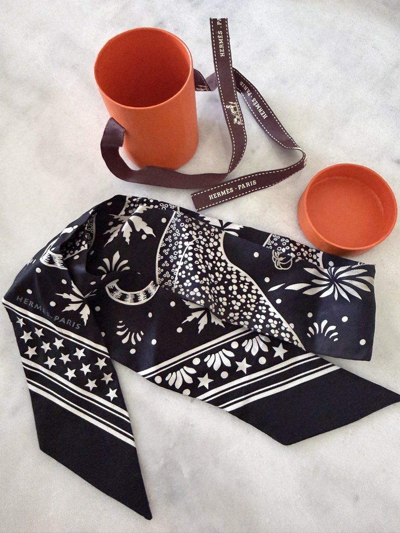 Hermes black & white twilly （分類：絲巾）位於 Hong Kong。 由 shopaholicp55 提交（商品編號 1461121890，圖片 3）。簡介： Authentic Hermes Twilly with box Sf receiver pay only 。