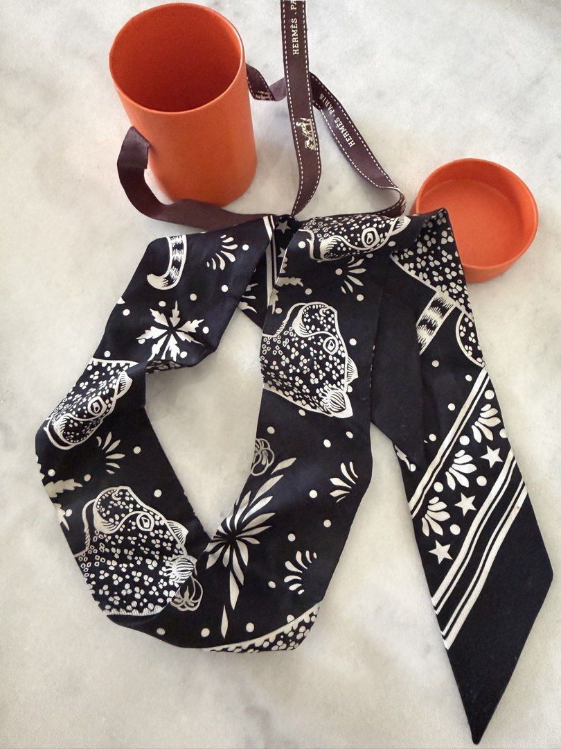 Hermes black & white twilly （分類：絲巾）位於 Hong Kong。 由 shopaholicp55 提交（商品編號 1461121890，圖片 2）。簡介： Authentic Hermes Twilly with box Sf receiver pay only 。