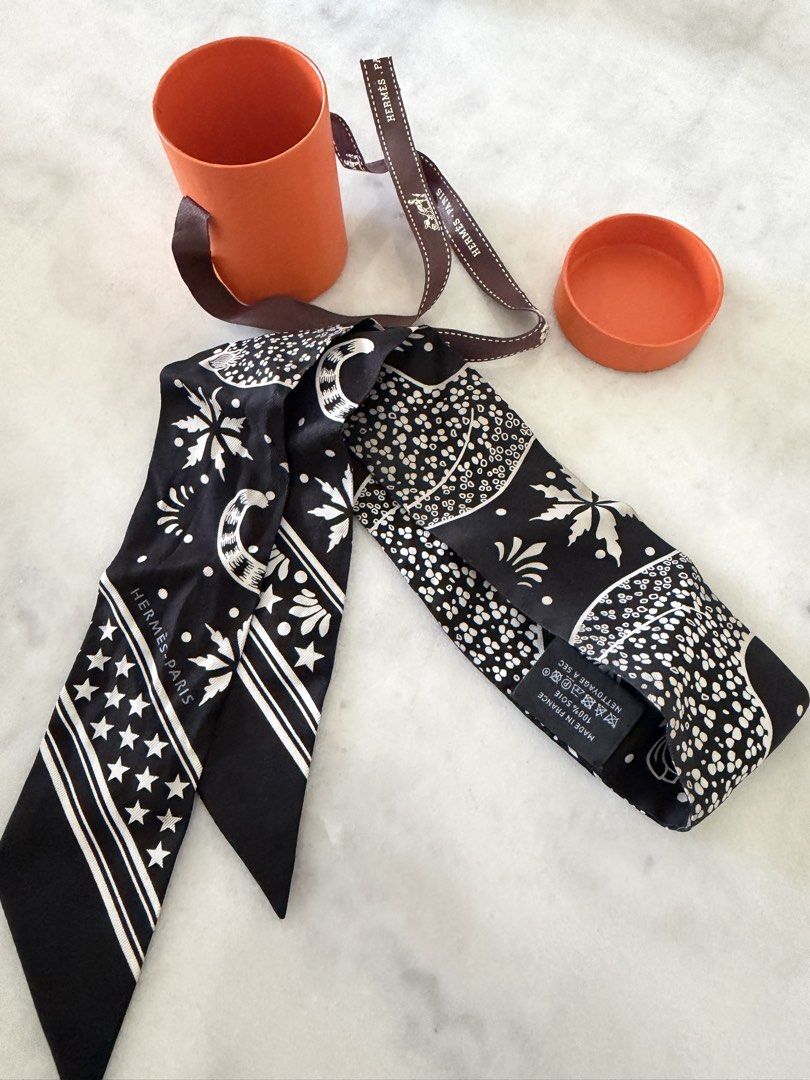 Hermes black & white twilly （分類：絲巾）位於 Hong Kong。 由 shopaholicp55 提交（商品編號 1461121890，圖片 1）。簡介： Authentic Hermes Twilly with box Sf receiver pay only 。